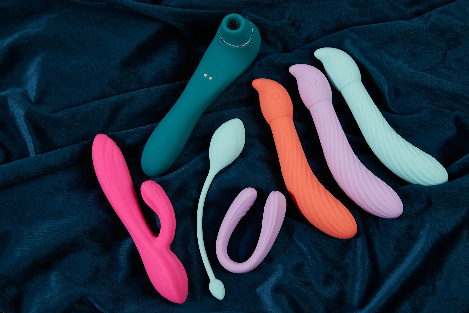 Eleganter türkiser Lemon-Vibrator auf weißer Seide