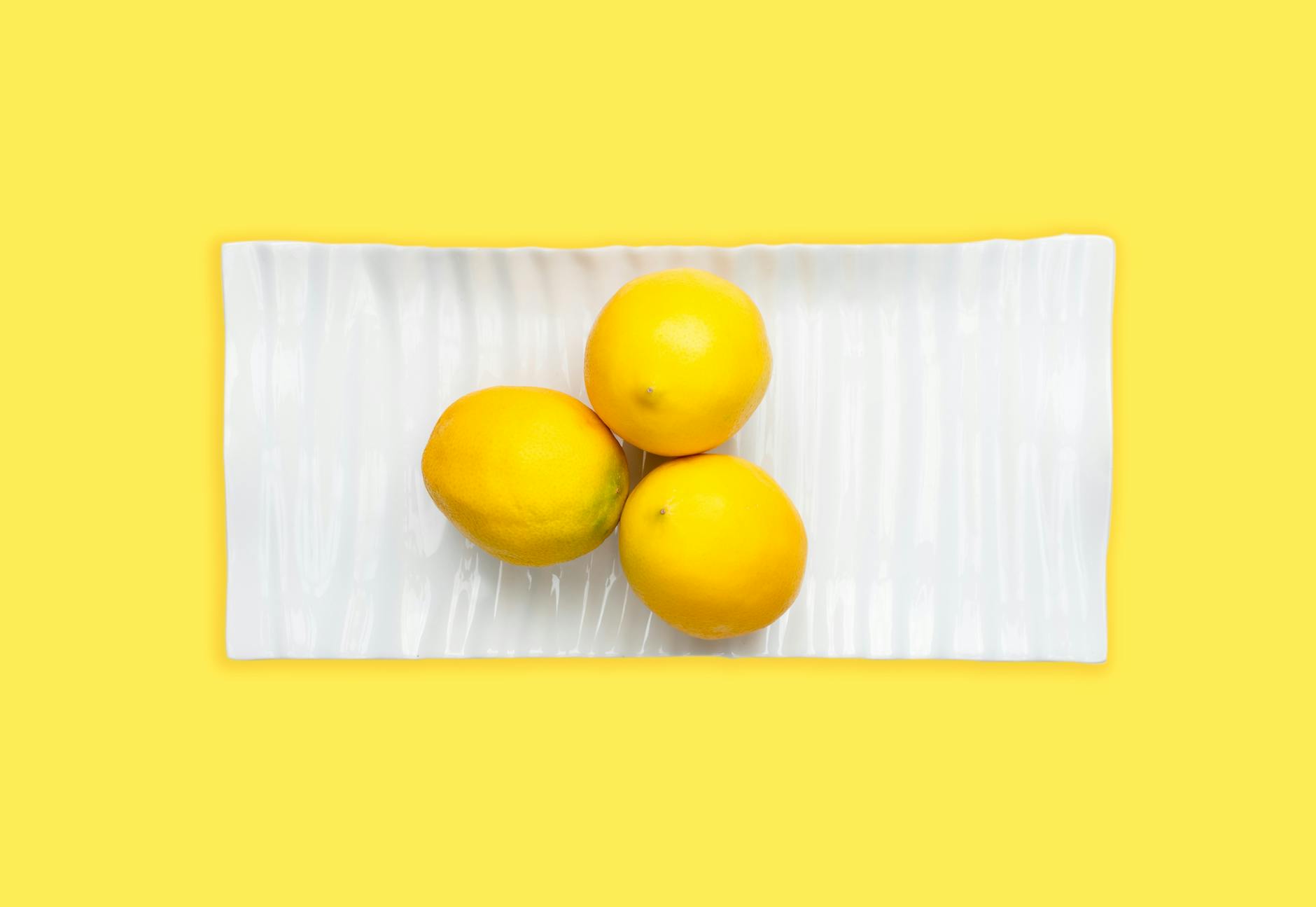 Nahaufnahme von Händen, die einen Lemon-Vibrator halten