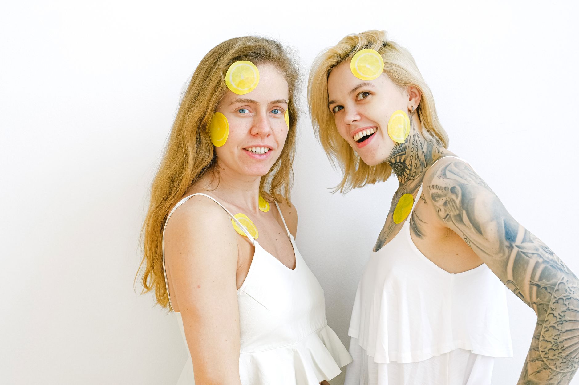 Frau mit Brille hält Lemon-Vibrator nachdenklich in der Hand