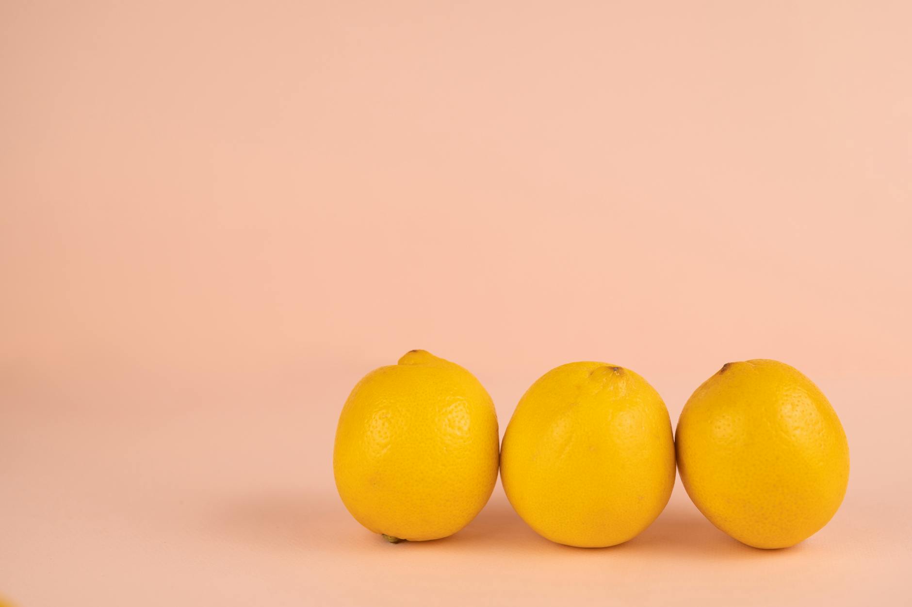 Frische gelbe Zitronen auf pastellfarbenem Hintergrund